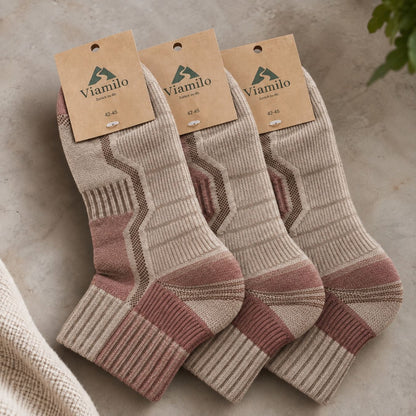 Drei Paar beige-rosafarbene Merino-Wandersocken von Viamilo mit Produktetiketten